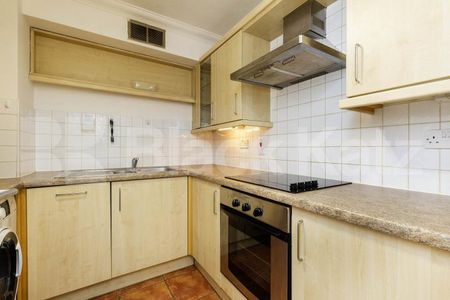 Spacious one double bedroom property set in an amazing location - Photo 3