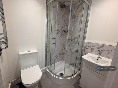 1 bedroom in a flat share to rent - Photo 3