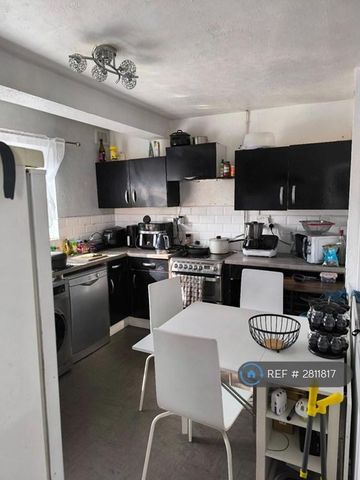 2 bedroom semi-detached house to rent - Photo 5