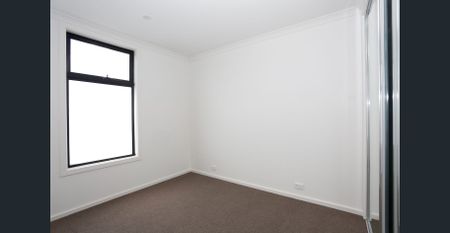 Break lease: Luxury three bed townhouse living. - Photo 3