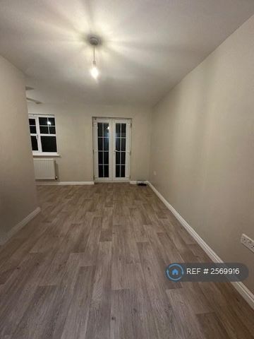 4 bedroom end of terrace house to rent - Photo 5