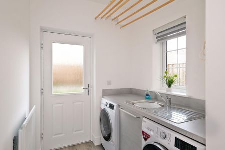 5 bedroom detached house to rent - Photo 2