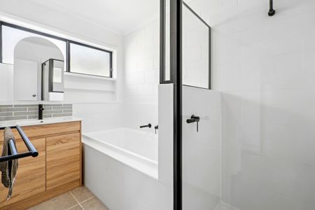 Just Renovated - Three Bedroom + Bungalow + workshop | Garden Maintenance Included - Photo 4