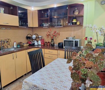 Casa Bartolomeu, pe doua nivele, stil deosebit, curte comuna - Fotografie 4