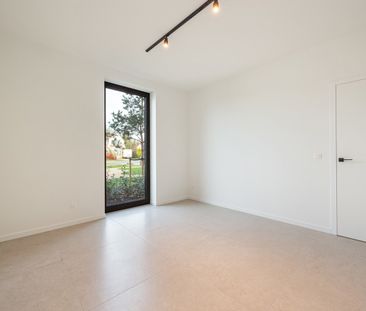 Prestigieus nieuwbouwappartement met ruime tuin en terras. - Photo 1