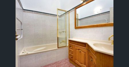 3br House in Quiet Leafy Location in Bonnet Bay - Photo 2