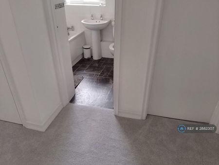1 bedroom in a flat share to rent - Photo 5