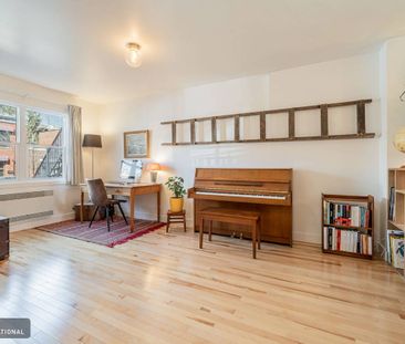 Furnished two-story house for rent in Villeray - abundant natural l... - Photo 4