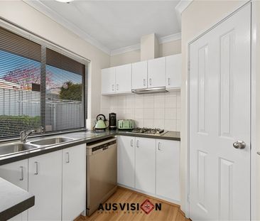 $950/w Fully Furnished charming home Redcliffe - Photo 1