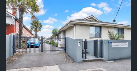 Updated Ground-Floor Villa Unit with Private Courtyard - Photo 3