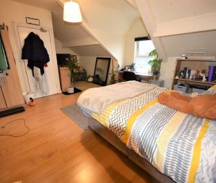 6 bedroom House in Cardigan Road, Leeds - Photo 3