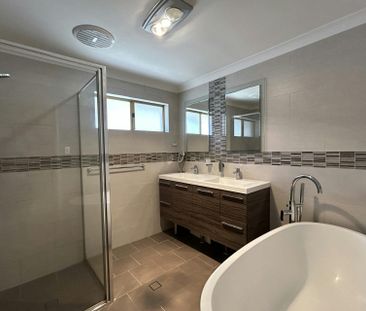 LARGE FAMILY HOME WITH A POOL! - Photo 6