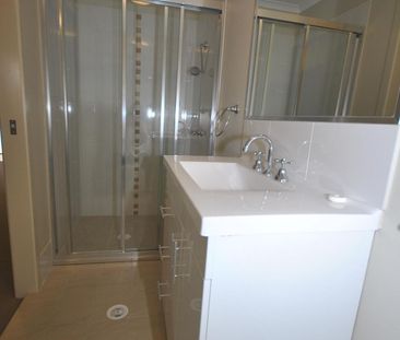 Charming 2 Bedroom Duplex - Photo 6