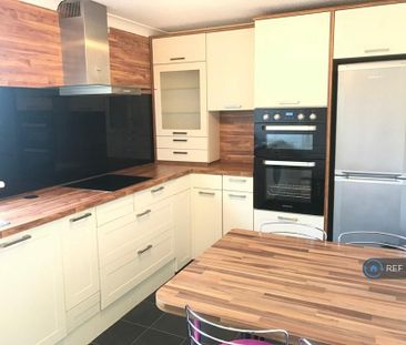 3 bedroom flat to rent - Photo 6