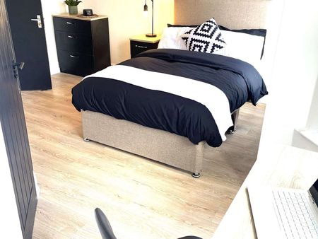 Brand New Professional Houseshare - Available now ! Room 2 - Photo 4