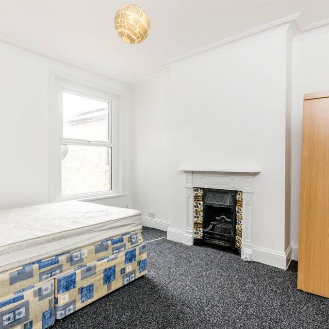 3 bedroom flat to rent - Photo 1