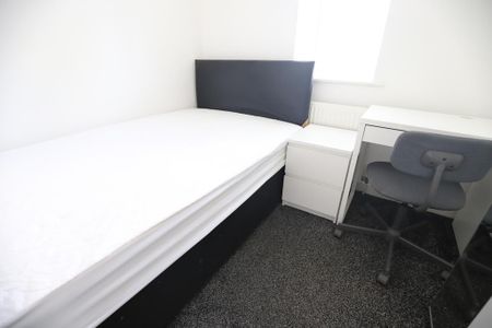 4 bedroom semi-detached house to rent - Photo 5