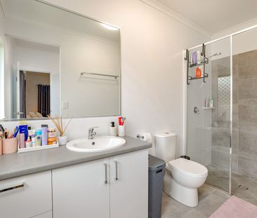 SPACIOUS FAMILY HOME IN SOUGHT AFTER EDMONTON! - Photo 2