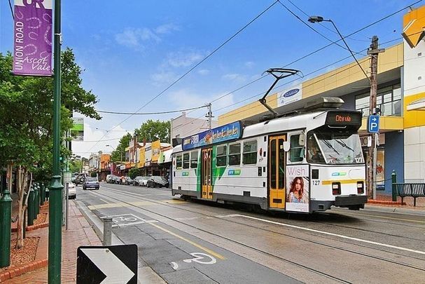 Spacious, low maintenance living - Photo 1