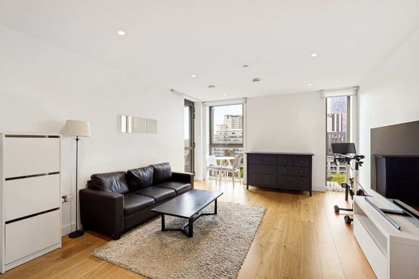 A modern one bedroom apartment in Ruskin Square, Croydon just a few miles south of the centre of London. - Photo 1
