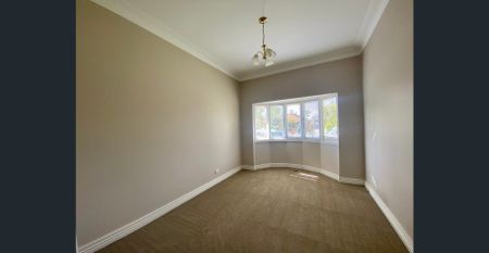 Refurbished three bedroom house - Photo 3