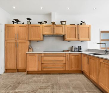 SHORT LET: A beautifully presented detached family home in one of Highgate’s most prestigious locations, offering bright interiors, generous living space and a stunning landscaped garden. - Photo 6