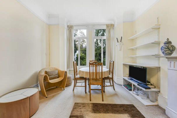 4 bedroom flat in Belsize Park - Photo 1