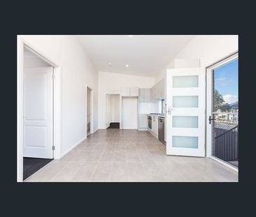 Near New Two Bedroom Unit! - Photo 5