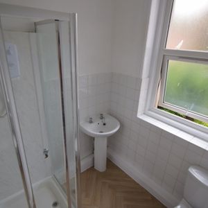 To Let Studio - Photo 3