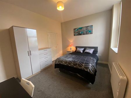 1 bedroom in a house share to rent - Photo 2