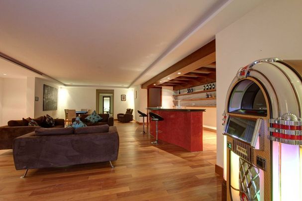 6 bedroom luxury Villa for rent in The Golden Mile, Marbella, Andalusia - Photo 1
