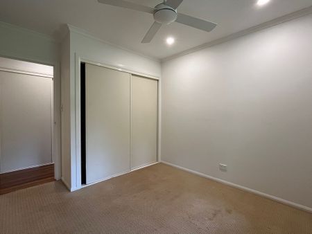 Large 3 Bedroom Family Home with Study - Photo 5