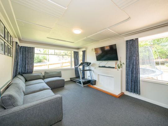 Sunny and Spacious three-bedroom brick - Photo 1