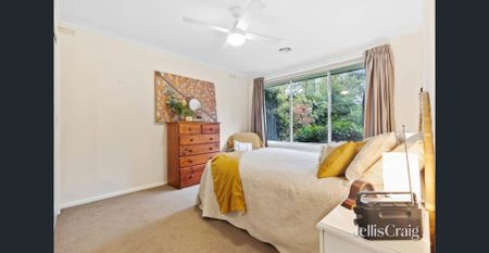 Three bedroom home with solar panels - Photo 3