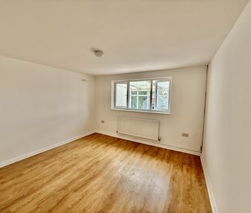 To Rent – Property Options Estate Agents Traditional two-bedroom de... - Photo 2