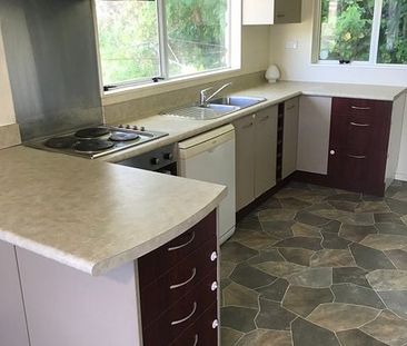 Charming 3BR Home with Garden & Deck! - Photo 3