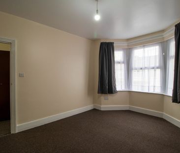 1 Bed Flat, Hickling Road, IG1 - Photo 2