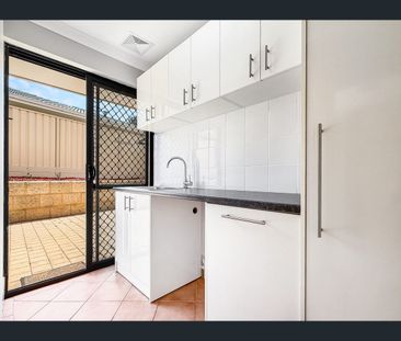 5 Willmott Close, Halls Head, WA 6210 - Photo 4