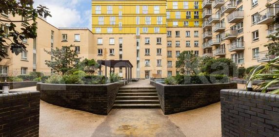 1 bedroom property located within a secure building with concierge - Photo 2