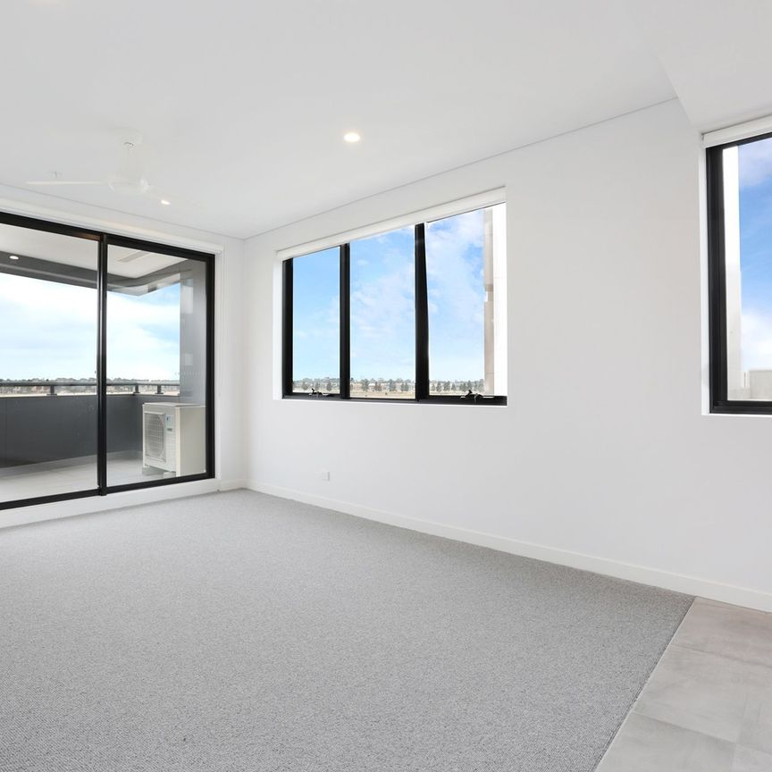 Chic bright and spacious living - Photo 1