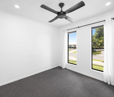 4 Bedroom Modern Family Living in Palmview - Photo 3