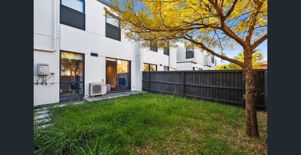 Female Only Furnished Modern Townhouse near Monash University with BILLS - SHORT TERM LEASE ACCEPTED - Photo 1