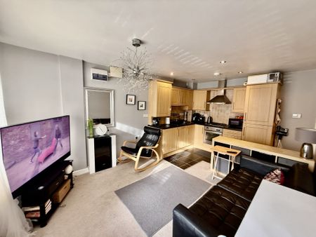 Fully furnished 2-bed ground floor apartment in Littleover Village, Derby. Includes en-suite, family bathroom, fitted kitchen & lounge. Close to Royal Derby Hospital, Littleover Community School & major transport links. Offered by Property Options Estate Agents. £750 PCM. - Photo 2