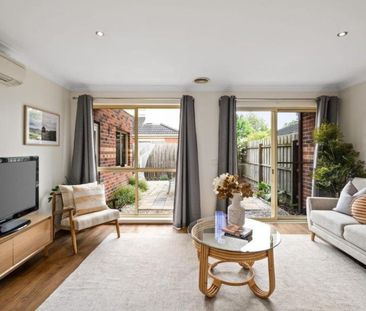 Pretty as a picture and easy walk to the heart of Croydon - Photo 3