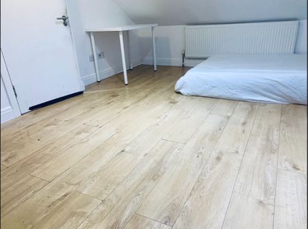 Room in a Shared Flat, B/G, E2 - Photo 4