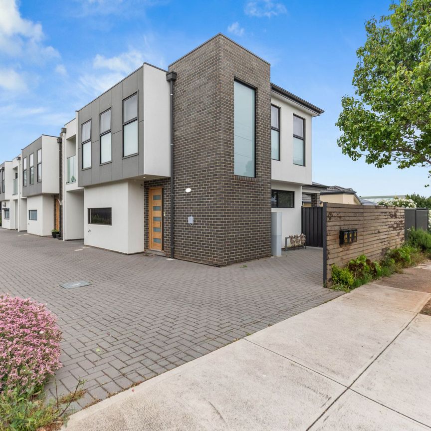 Modern townhouse in prime location - Photo 1