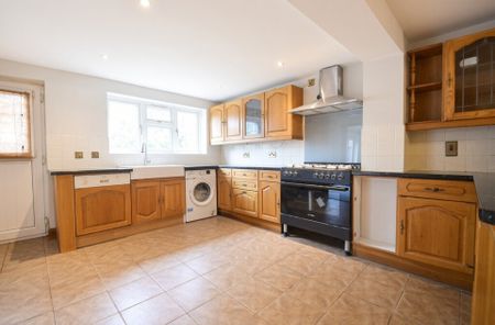 4 bedroom Semi-detached house to rent - Photo 5
