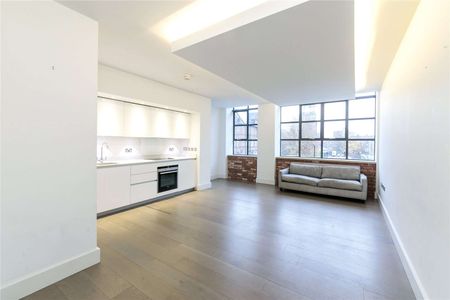 Spacious three bedroom apartment with large windows in the ex Burberry factory conversion. - Photo 2