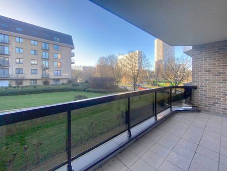 Appartement met twee slaapkamers, terras en garage - Photo 2