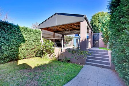 Classic park side home with Modern Features: 3 bedroom + Rumpus room - Photo 5
